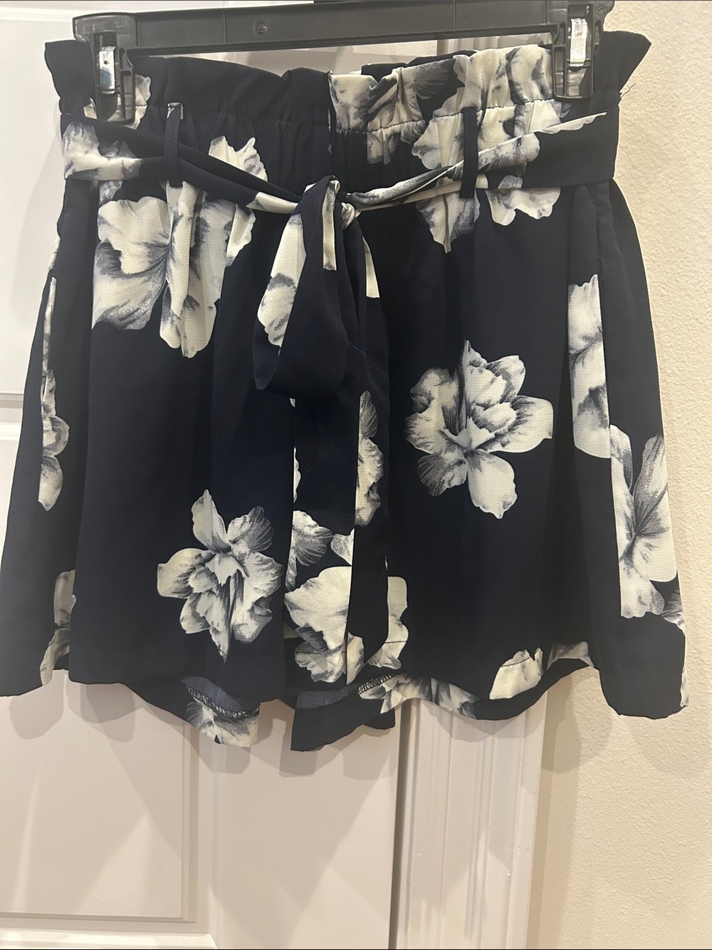Navy White Floral Flowy Shorts • Tie Paperbag Waist • Size S - Picture 3 of 6